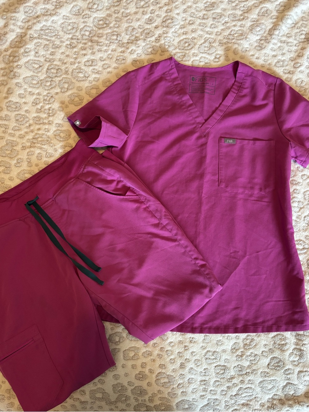 FIGS Women's V-Neck Scrub Top & Drawstring Pants